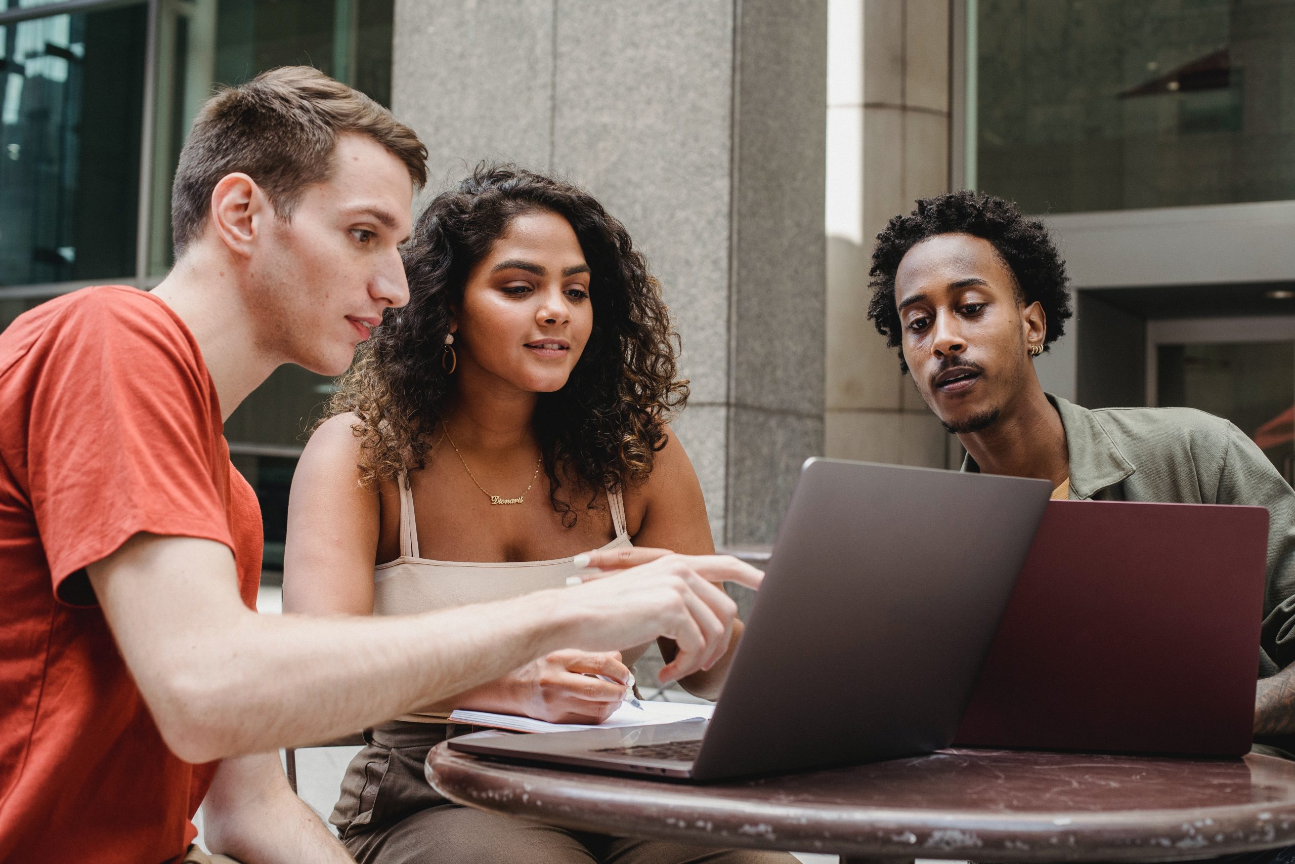 groupe d etudiant qui travaillent en equipe sur leurs ordinateurs