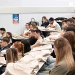 Des étudiants sont assis et écoutent attentivement, c'est la rentrée.