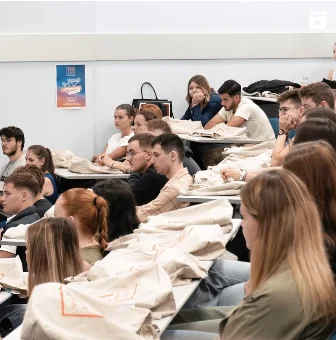 Des étudiants sont assis et écoutent attentivement, c'est la rentrée.