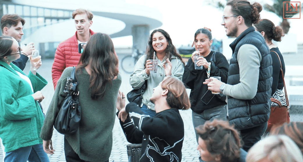 Un groupe d'adolescents rit ensemble en buvant